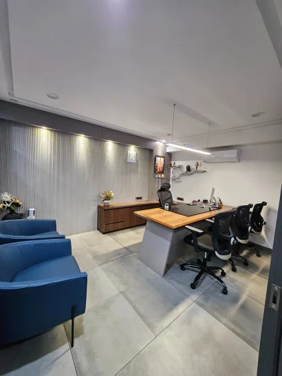 Executive Office Desk & Seating Lounge